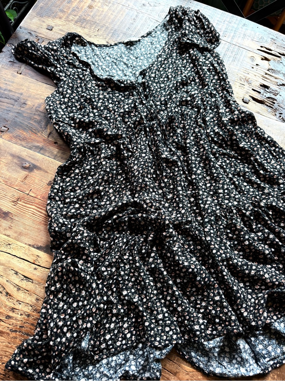 American Eagle Outfitters Black Floral V-Neck Short Sleeve Dress size M